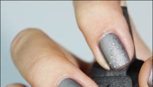 Manicura con barniz gris.