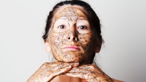 Coffee grounds face mask