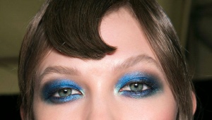 Maquillaje en colores azules.