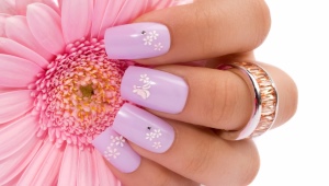 Manicura sobre uñas cuadradas.