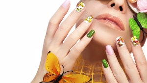 Manicure with butterflies