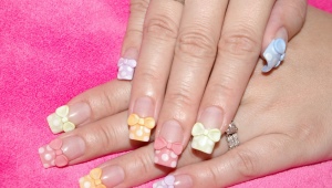 Manicure com um arco