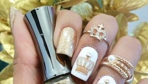 Manicure com uma coroa