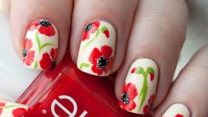 Manicure with poppies