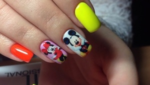 Manicura con Mickey Mouse