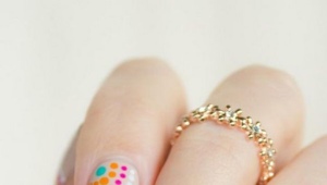 Manicure with dots