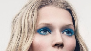 Blue mascara