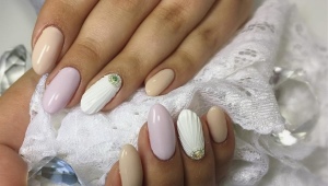 Manicura con una concha.