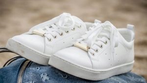 How to wash white sneakers?