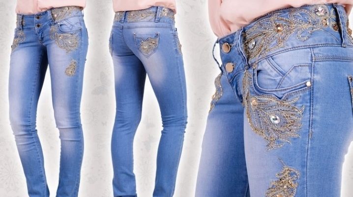 Jeans com strass e miçangas