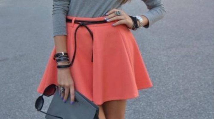 What to wear with a coral skirt?