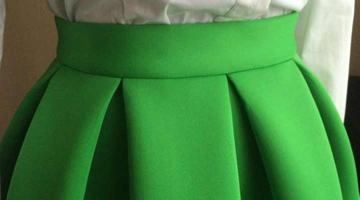 What to wear a neoprene skirt?