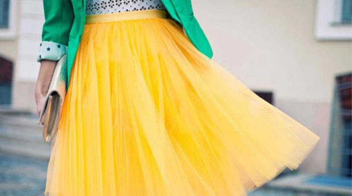 What to wear with a yellow skirt?