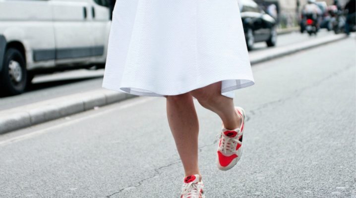 Skirt with sneakers - fashionable bows