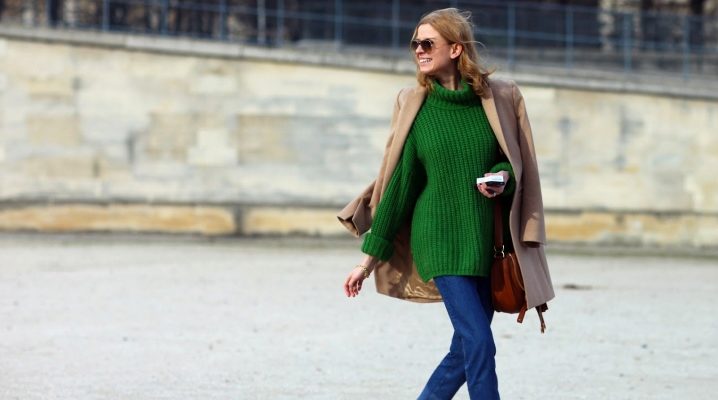 What can I wear with a green sweater?