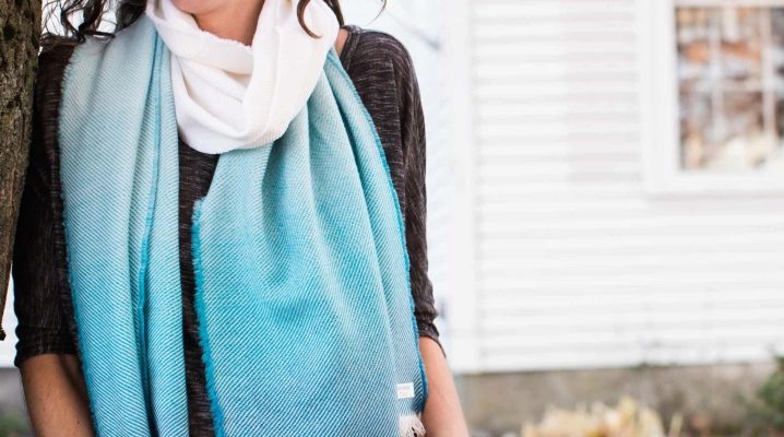 What to wear a turquoise scarf?