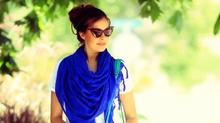 What can I wear with a blue and navy blue scarf?