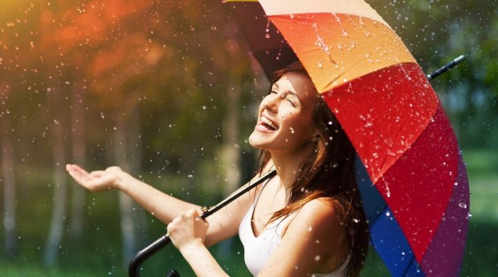 Rainbow umbrellas are back in fashion!