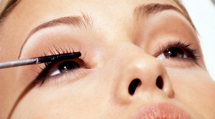 Application of castor oil for eyelashes