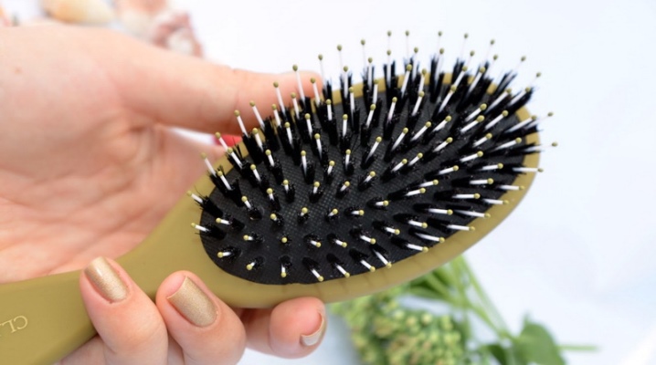 Comb with natural bristles