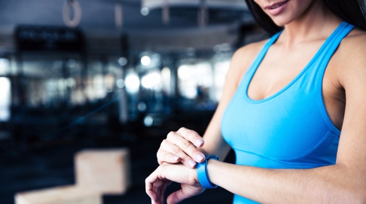 Fitness bracelet with pulse and pressure measurement