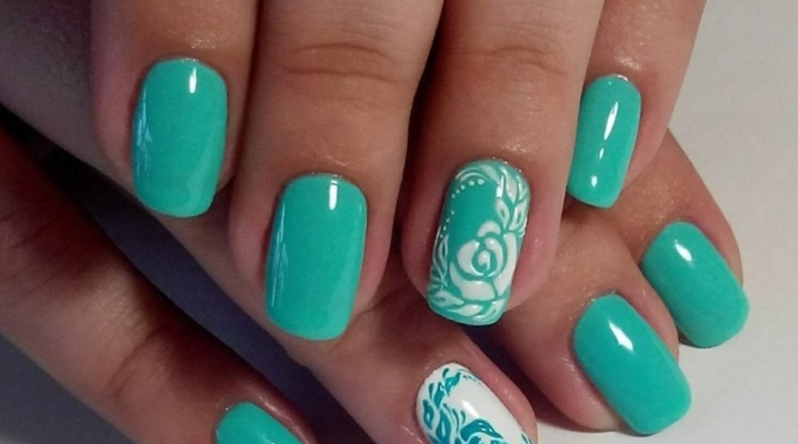 Manicure dengan lacquer turquoise