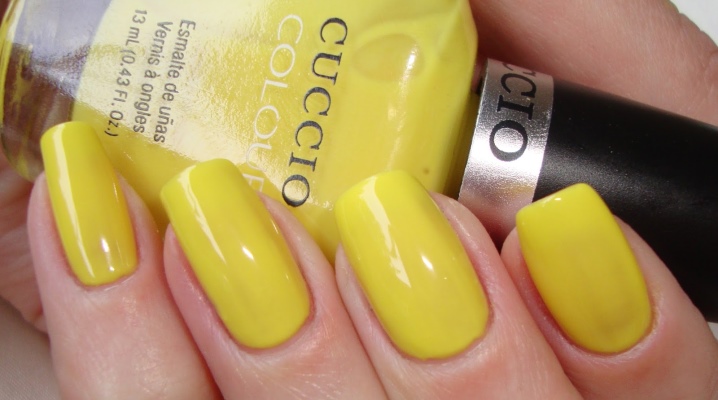 Manicure com verniz amarelo