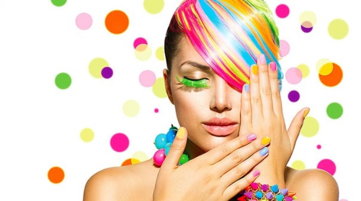 Manicure feita com diferentes cores de laca