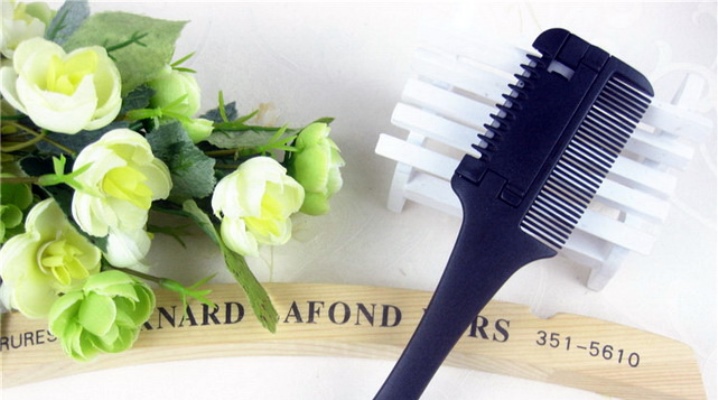 Comb with a blade for cutting hair