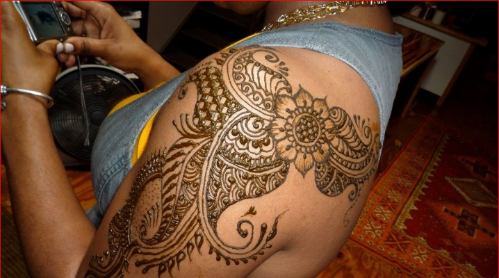 Corak bahu Henna