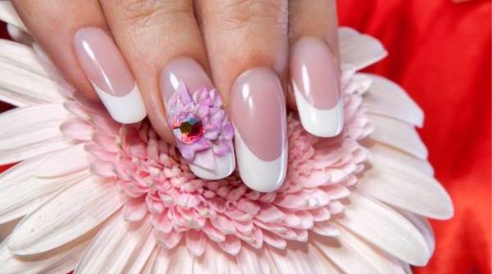 Manicure dengan pemodelan