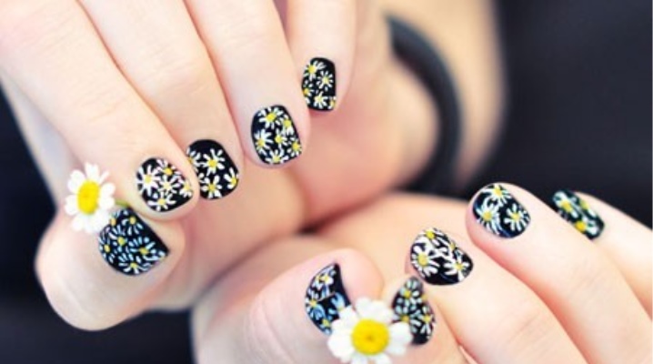 Manicure with daisies