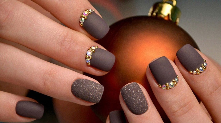 Matte manicure