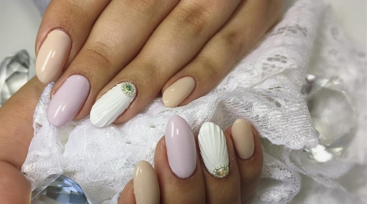 Manicura con una concha.