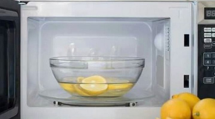 Bagaimana untuk membersihkan microwave dengan lemon?