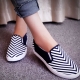 Slip-ons di platform: model wanita dan lelaki yang bergaya