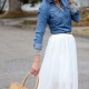 Look de moda con camisa denim y falda.