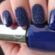 Manicura con barniz azul.