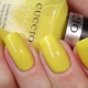 Manicure com verniz amarelo