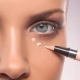 Crema corrector alrededor de los ojos.