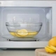 Bagaimana untuk membersihkan microwave dengan lemon?