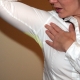 We remove the yellow spots on the armpits with clothes